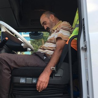 Alkollü TIR sürücüsü yol ortasında uyuyakaldı
