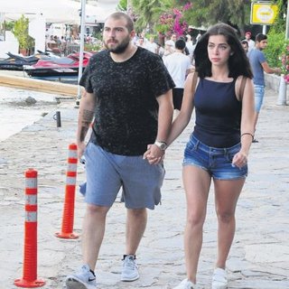 Sevgililer el ele