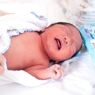 Yeni doğmuş bebek çöp poşetinde bulundu