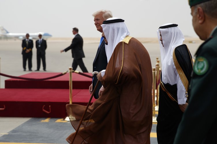 Trump Suudi Arabistan'da Kral Selman'la görüştü