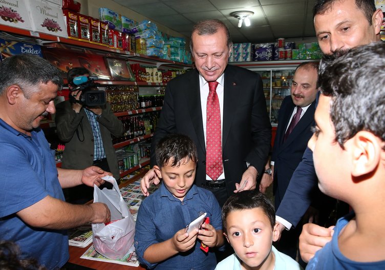 Cumhurbaşkanı Erdoğan Rize'de markete girdi, alışveriş yaptı