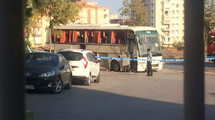 İzmir'de servis aracı geçişi sırasında patlama
