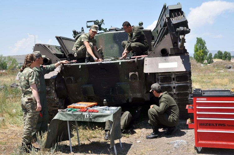 İşte sınırda kuş uçurtmayan kadın komutanlar