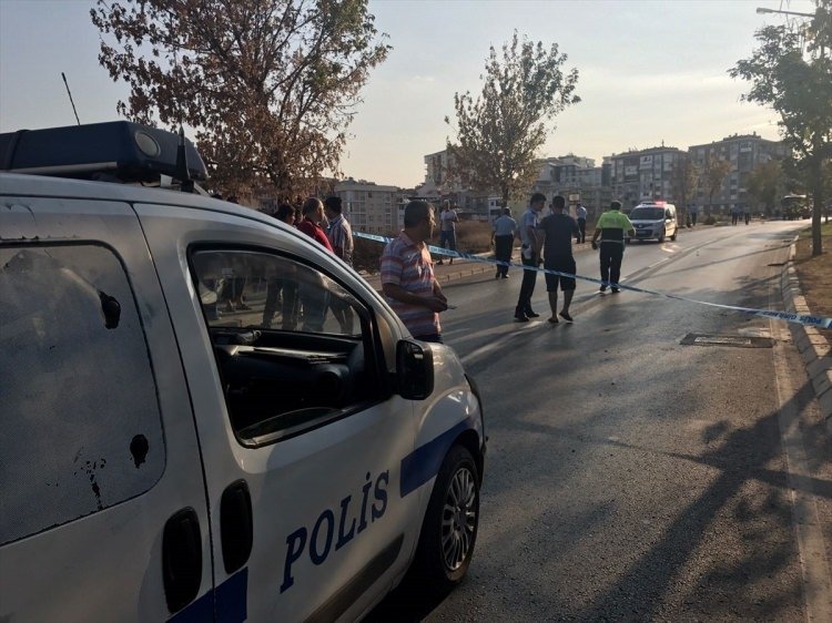 İzmir'de servis aracı geçişi sırasında patlama