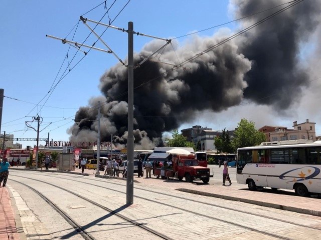 Son dakika: Antalya Festival Çarşısı'nda yangın çıktı