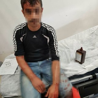 Annesi ve ağabeyini bıçakladı
