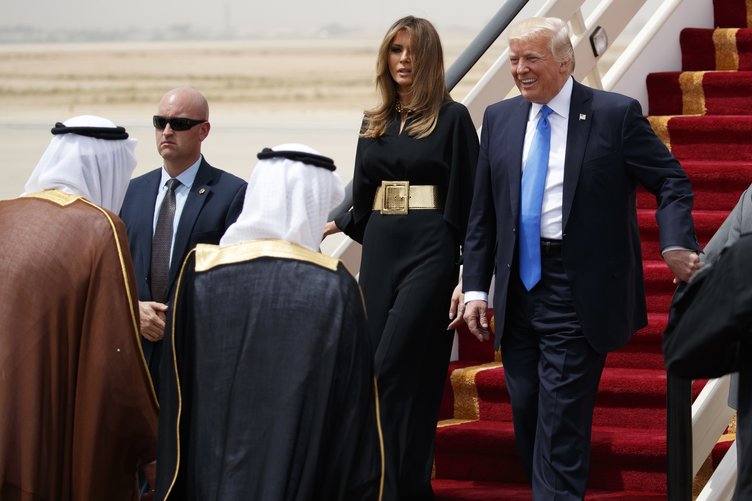 Trump Suudi Arabistan'da Kral Selman'la görüştü