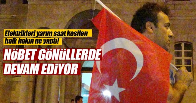 Konya’daki elektrik kesintisi nedeniyle bazı vatandaşlar Valilik önünde toplandı