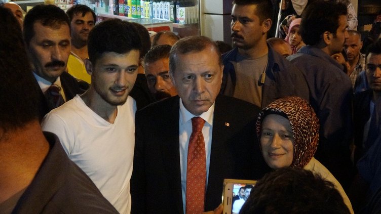 Cumhurbaşkanı Erdoğan Rize'de markete girdi, alışveriş yaptı