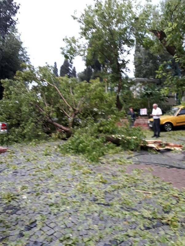 İstanbul'da şiddetli yağış ve dolu hayatı olumsuz etkiledi
