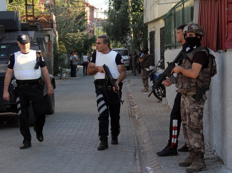 Kadın polis sokak levhasında uyuşturucu buldu