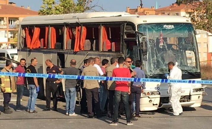 İzmir'de servis aracı geçişi sırasında patlama