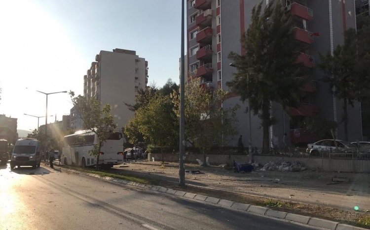 İzmir'de servis aracı geçişi sırasında patlama