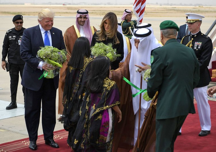 Trump Suudi Arabistan'da Kral Selman'la görüştü