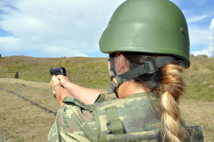 İşte sınırda kuş uçurtmayan kadın komutanlar