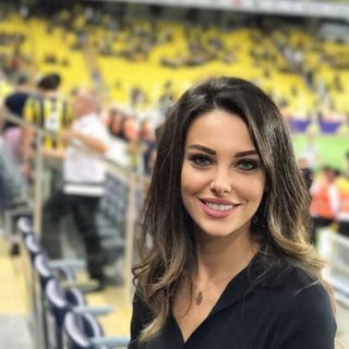 Güzel oyuncu Tuvana Türkay futbolcu sevgilisine uğurlu geldi!