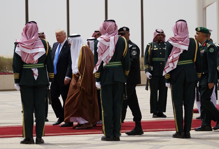 Trump Suudi Arabistan'da Kral Selman'la görüştü