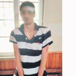 Camide dört kişiyi bıçakla yaraladı