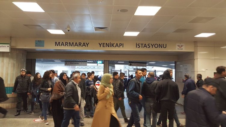 Vatandaşlar Yenikapı'daki miting alanına akın ediyor