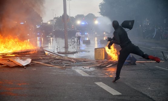 Alman polisi bütün evlere operasyon düzenliyor!