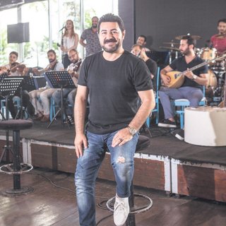 70 yaşında konser verenler var ama neden sahnede ölelim ki!