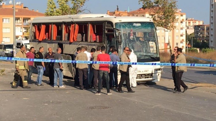 İzmir'de servis aracı geçişi sırasında patlama