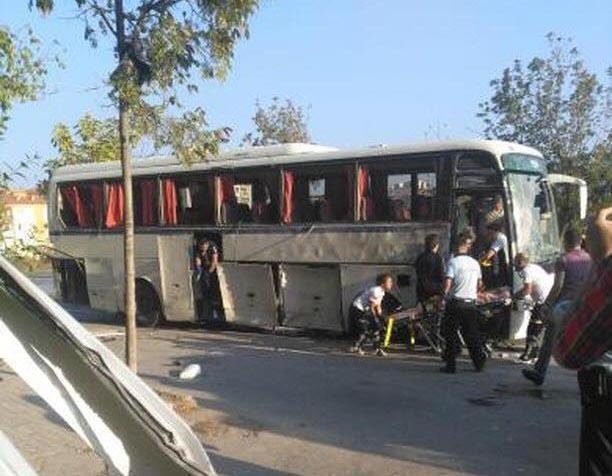 İzmir'de servis aracı geçişi sırasında patlama