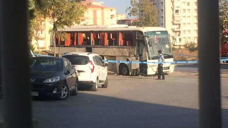 İzmir'de servis aracı geçişi sırasında patlama