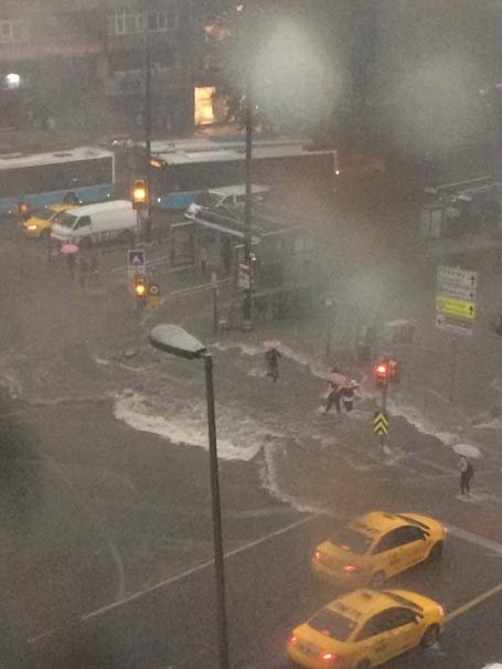 İstanbul'daki şiddetli yağmur sosyal medyayı salladı