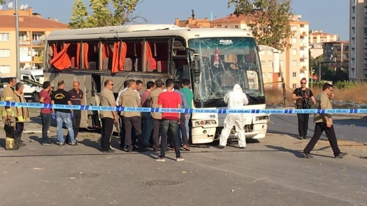 İzmir'de servis aracı geçişi sırasında patlama
