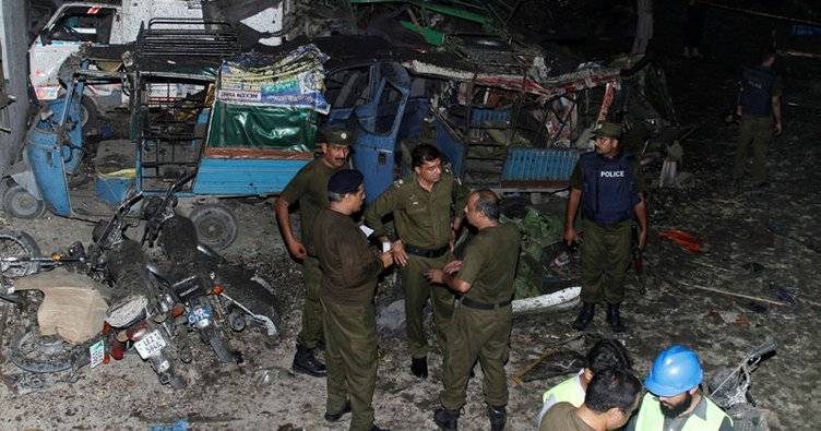 Pakistan'da bombalı saldırı: 22 yaralı!