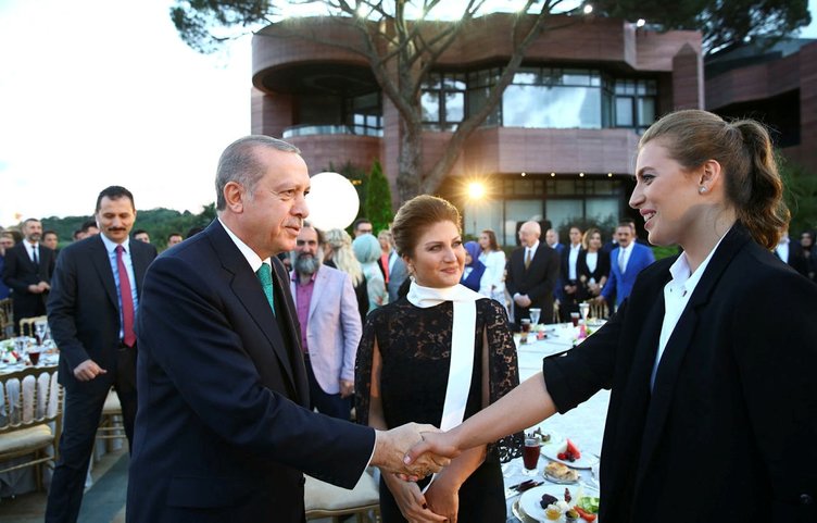 Cumhurbaşkanı Erdoğan, sanatçı ve sporcular ile iftarda bir araya geldi.