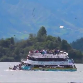 150 turisti taşıyan bot battı!