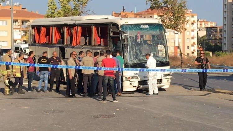 İzmir'de servis aracı geçişi sırasında patlama