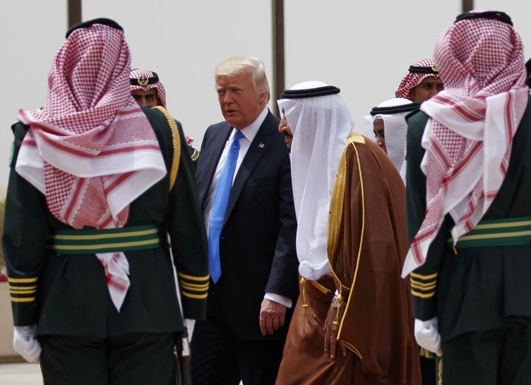 Trump Suudi Arabistan'da Kral Selman'la görüştü