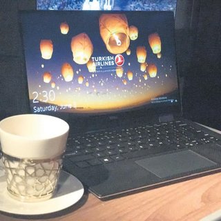 Kemerleri bağlayın güvenli bilgisayarla uçuşa hazırlanın