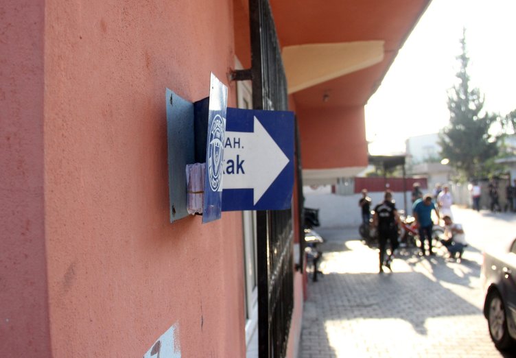 Kadın polis sokak levhasında uyuşturucu buldu