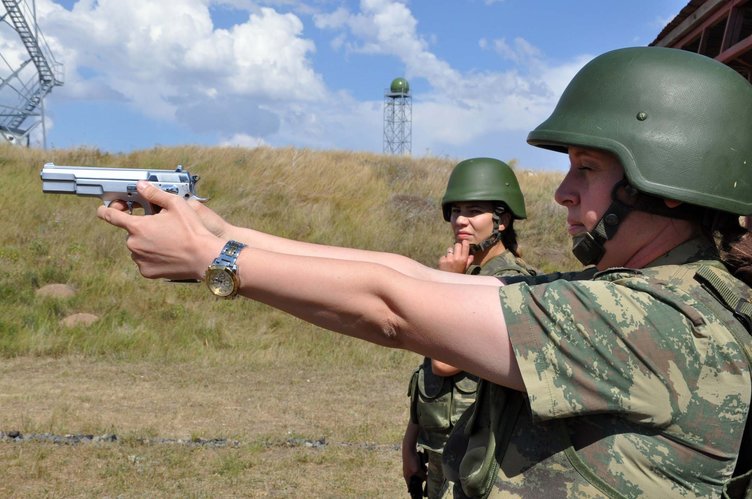 İşte sınırda kuş uçurtmayan kadın komutanlar