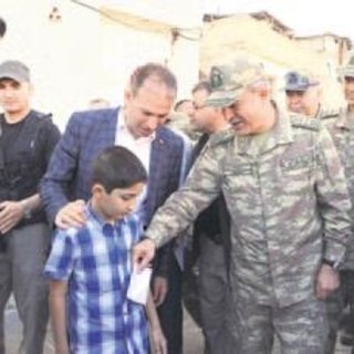 Komutanlardan Tillo’da harçlık