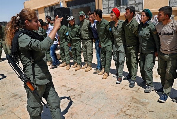 ABD terör örgütü için asker eğitiyor! Skandal fotoğraflar