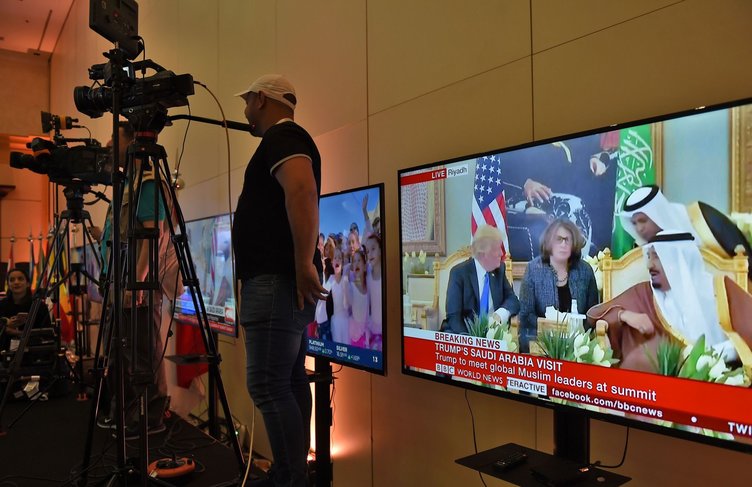 Trump Suudi Arabistan'da Kral Selman'la görüştü