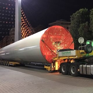 96 metrelik rüzgar türbini tırlarla taşındı