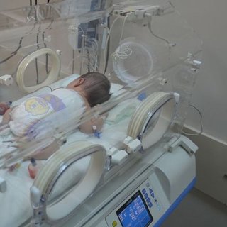 Yeni doğan bebeğe omurilik ameliyatı